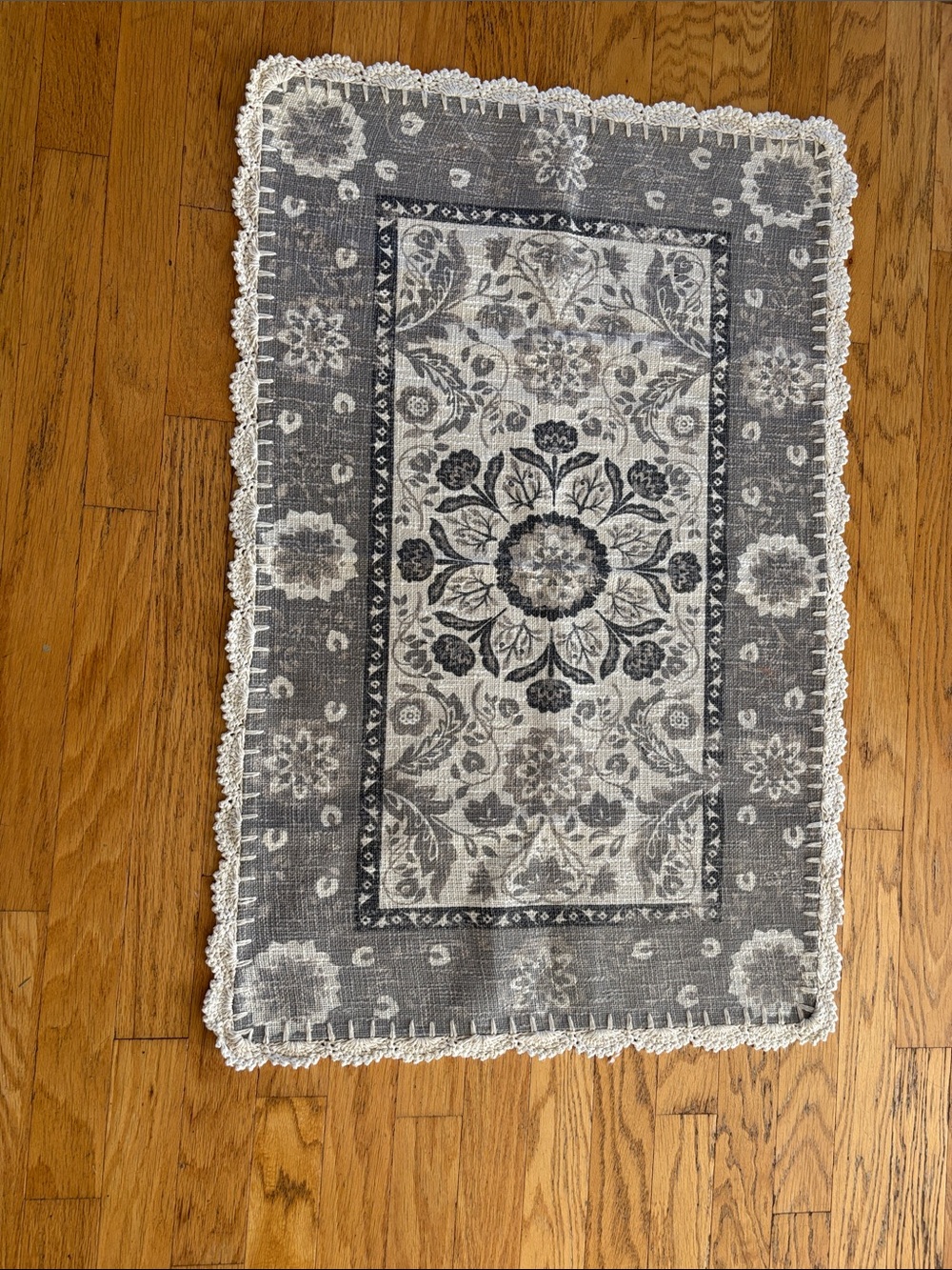 gray vintage-style floral accent rug featuring a decorative crocheted border new